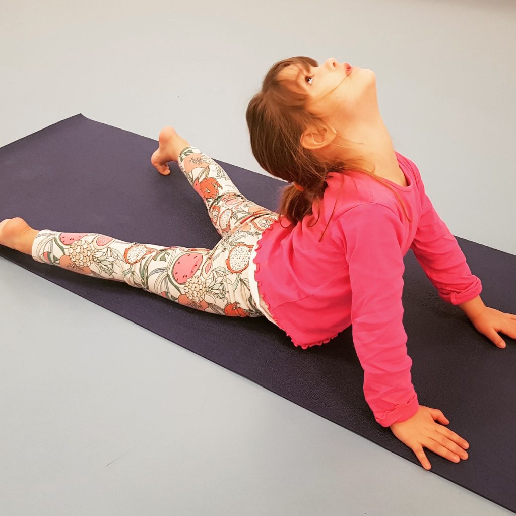 laetitia yoga montessori - yoga enfants - yoga pour les enfants - posture de yoga